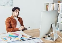 Fotógrafo Uruguayo en oficina con ipad en la mano desarrollando sitios web