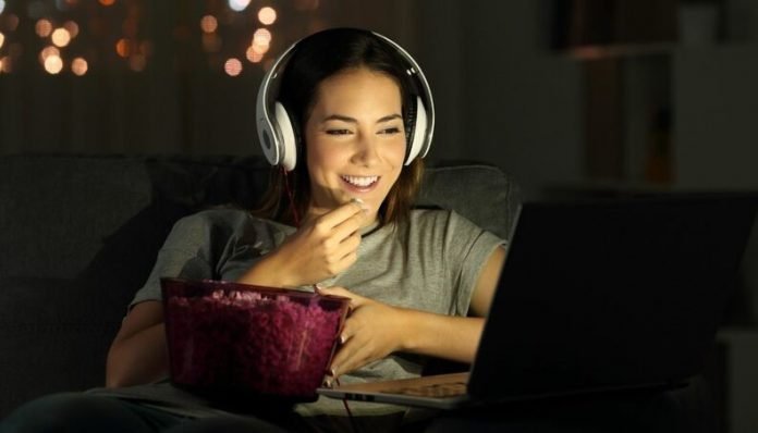 páginas para ver peliculas gratis en español sin registrarse mujer mirando paginas para ver peliculas gratis
