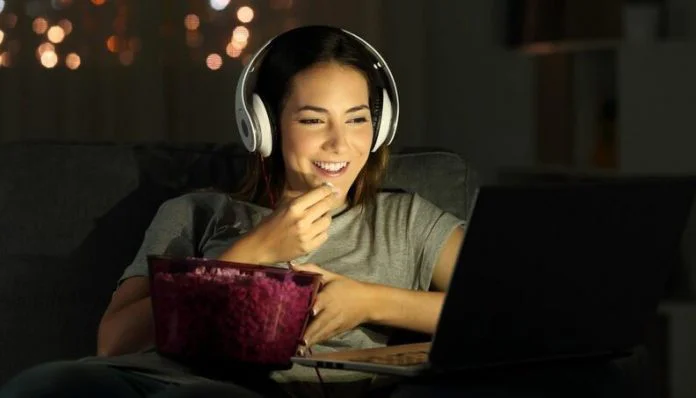 mujer mirando paginas para ver peliculas gratis
