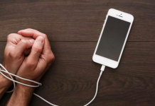 Mano sosteniendo un teléfono móvil