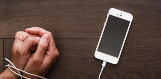 Mano sosteniendo un teléfono móvil