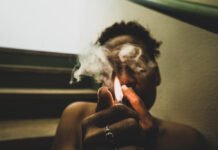 Sky Row: donde duerme el sueño americano en Los Ángeles indigente fumando