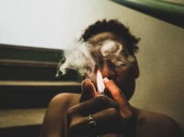 indigente fumando