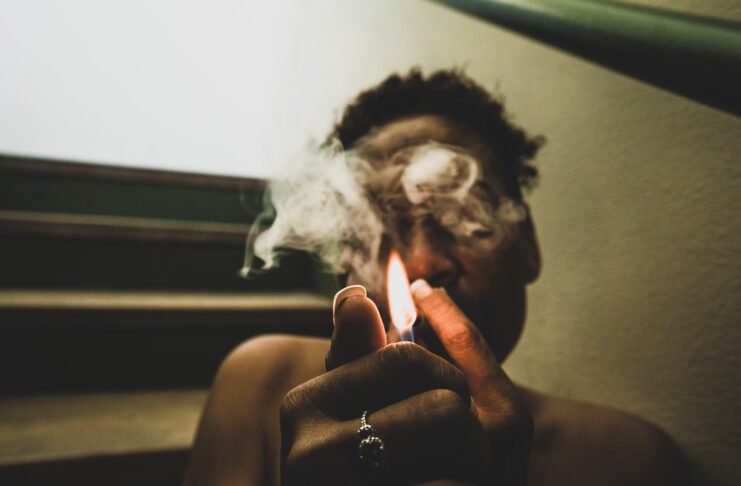 indigente fumando