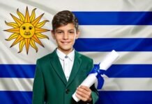 Escolar, con uniforme de escuela privada con diploma en mano y bandera de uruguay de fondo