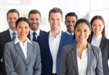 Las 7 Nuevas Profesiones Impulsadas por la Inteligencia Artificial que Liderarán el Mercado Laboral foto de profesionales de IA