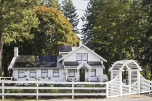 Fachada de la casa de Pamela Anderson en Canadá