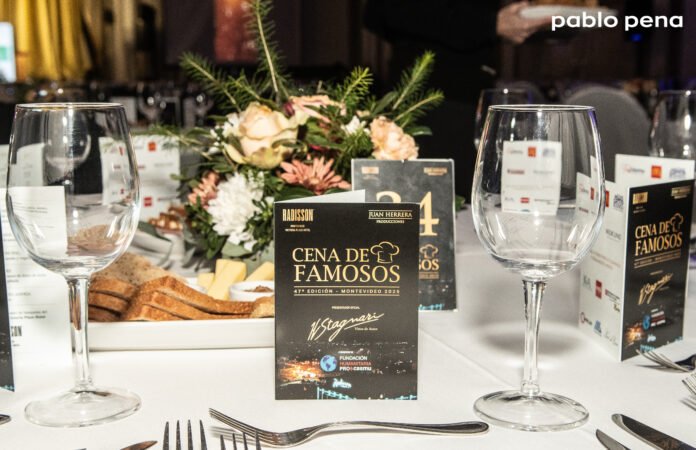 mesa en el evento Cena de Famosos