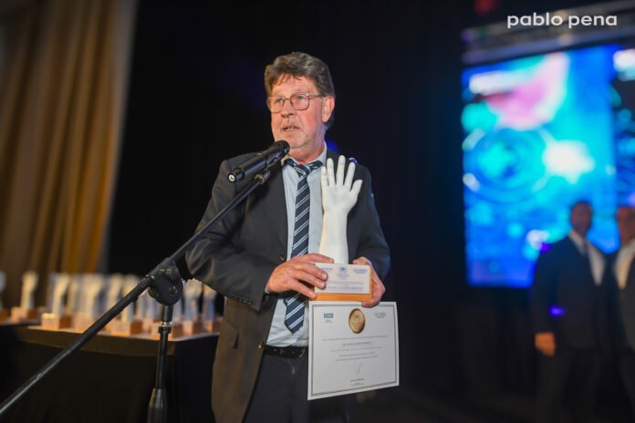 El Dr. Juan Benech, investigador del IIBCE, fue distinguido en la gala Ciencia y Salud del Uruguay 2025 por su estudio sobre los efectos de la diabetes en el corazón.