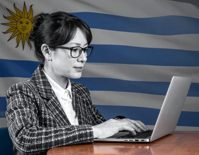 mujer escribiendo articulo sobre la regulación democratica de plataformas digitales en Uruguay