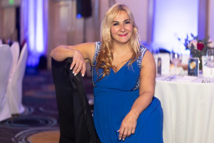 Sandra Scorza soprano uruguaya en evento de Ciencia y Salud del Uruguay