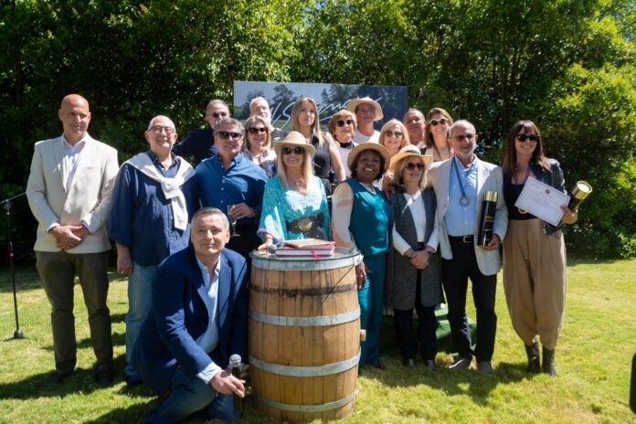 figuras públicas y una ceremonia en La República Independiente de La Puebla, reafirmando su compromiso con la tradición y el medio ambiente.
