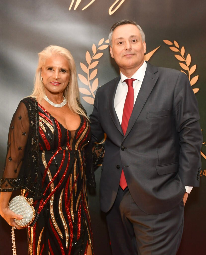 Virginia Moreira y Juan Herrera elegantes en evento formal llamado Hombre del Año