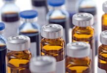 Dióxido de cloro: qué es, para qué se usa y por qué no debe consumirse Frascos de vidrio ámbar con tapa metálica que ilustran soluciones de dióxido de cloro (MMS), no aprobadas como medicamento