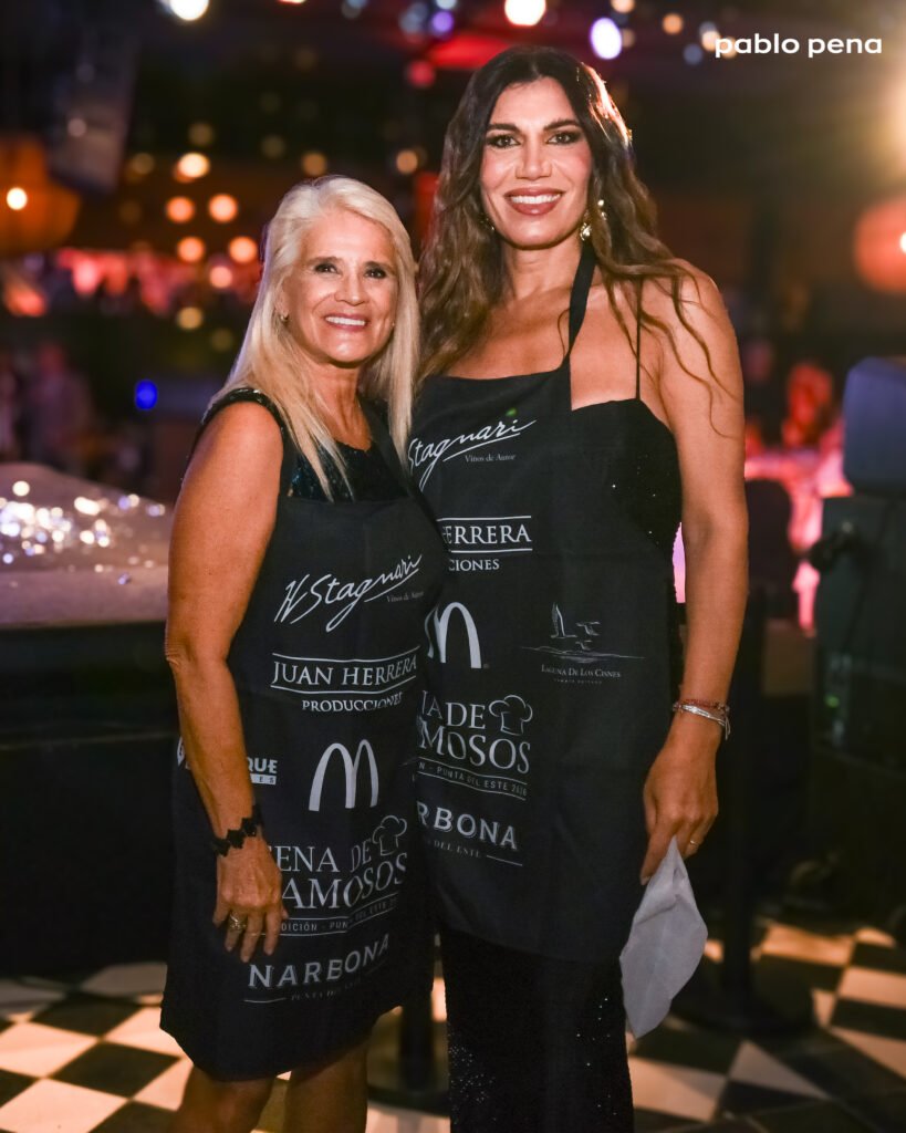 Dos famosas con delantales en evento.