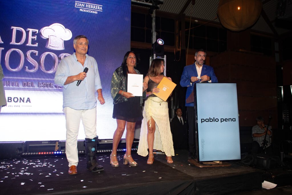 DRA MARIA NOEL REYES DE ARMONIZARTE ENE EN CENA DE FAMOSOS 59 de 71