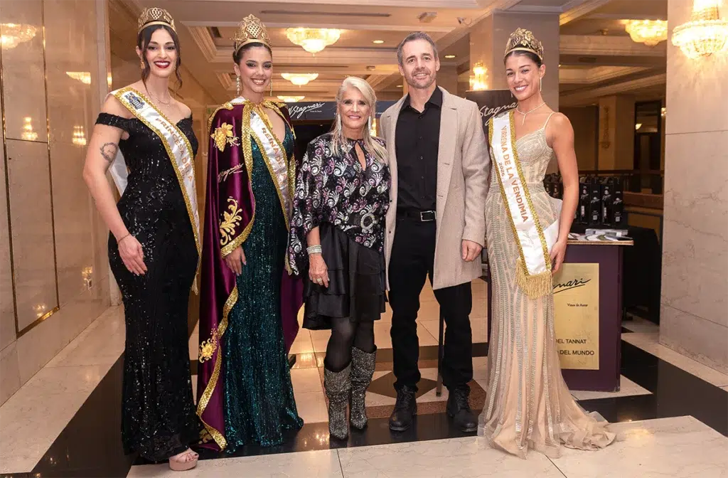 Sebastián Beltrame fue elegido Influencer del Año en los Influencers Awards 2025/2026 2 Sebastián Beltrame, reconocido como Influencer del Año 2025/2026, posa junto a Virginia Moreira, presidenta del jurado, y las representantes de la Vendimia H. Stagnari: Emilia Tort, Mariana Ravera y Valentina Sención, durante los Influencers Awards en Uruguay.
