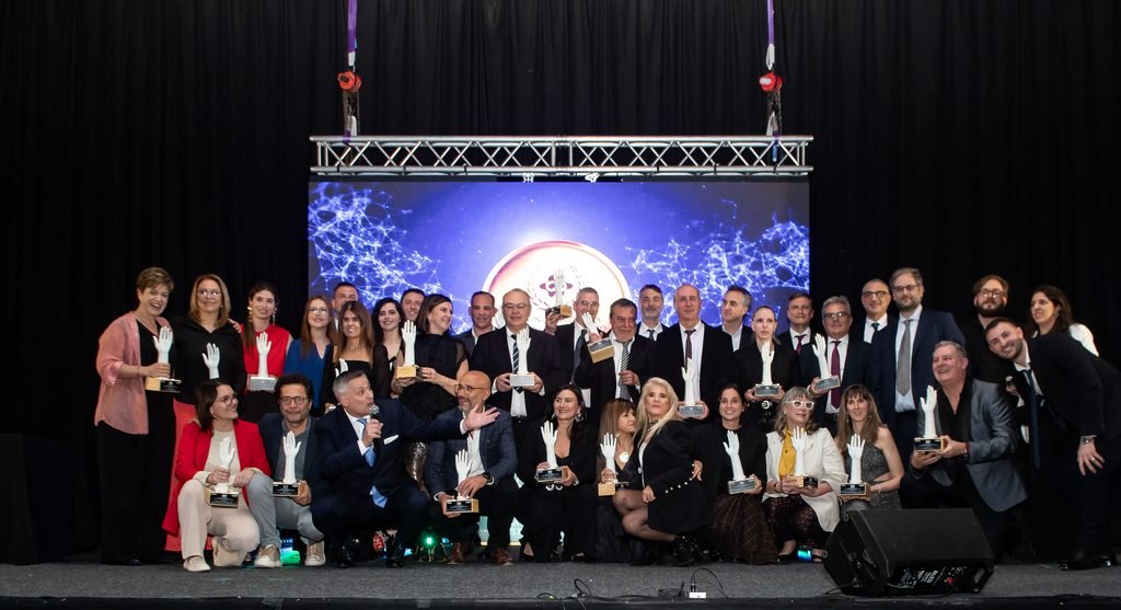 Participantes de la ceremonia del Reconocimiento a la Ciencia y la Salud del Uruguay 2026 sobre el escenario del Ballroom del Radisson Montevideo Victoria Plaza Hotel