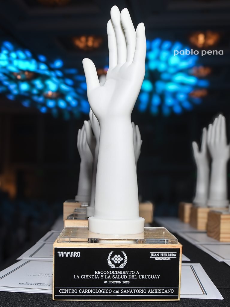 Estatuilla del Reconocimiento a la Ciencia y la Salud del Uruguay con placa del Centro Cardiológico del Sanatorio Americano