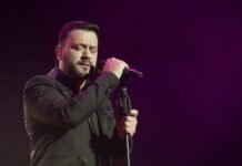 Lucas Sugo rompió el silencio: “La voy a llorar todos los días de mi vida, pero por ella me voy a levantar” Lucas Sugo cantando en el escenario con los ojos cerrados