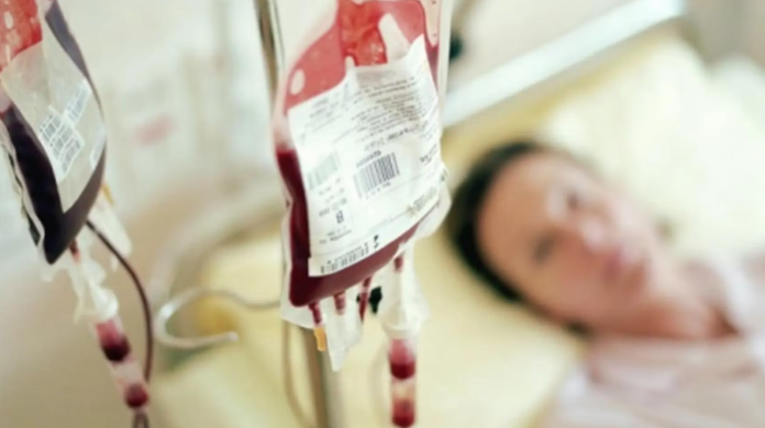 Bolsa de sangre y vía intravenosa en un entorno hospitalario, en referencia al cambio de doctrina de los Testigos de Jehová sobre los componentes de la sangre