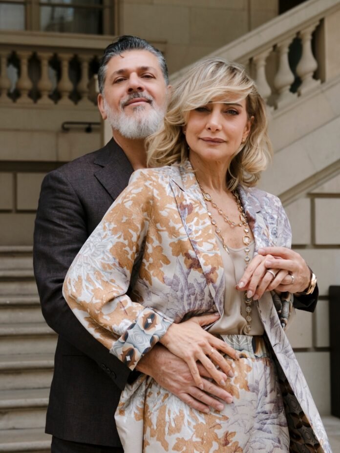 Andrea Ghidone y Pablo Otero abrazados antes de su casamiento