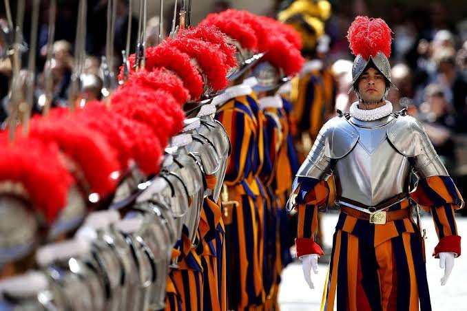 Guardia Suiza Pontificia con uniforme de gala y casco con penacho rojo, la unidad que protegerá al papa León XIV en Uruguay