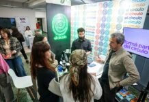 Mes del Empleo ORT 2026: Feria de Comunicación y Diseño y la Increíble Transformación del Mundo Laboral por la Inteligencia Artificial Mes del Empleo ORT: estudiantes conversan con empresas en la Feria de Comunicación y Diseño de la Universidad ORT Uruguay