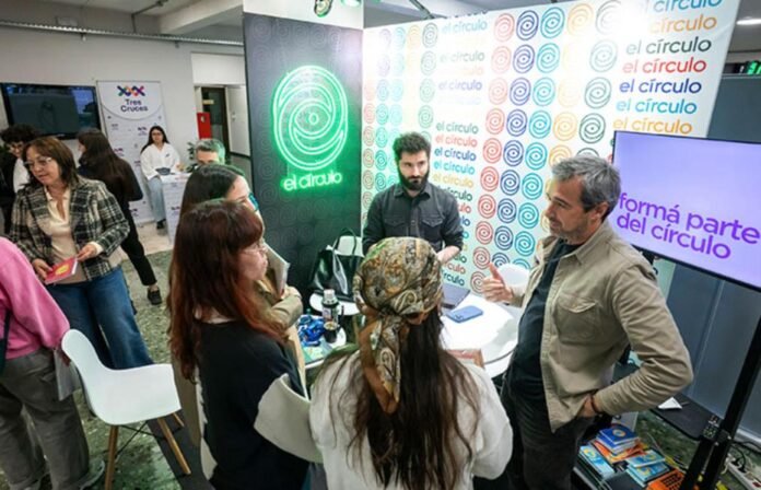 Mes del Empleo ORT: estudiantes conversan con empresas en la Feria de Comunicación y Diseño de la Universidad ORT Uruguay