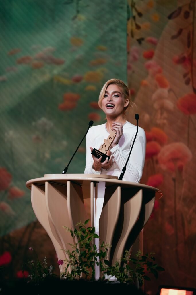 Ganadora con su estatuilla en los Premios Ídolo 2026
