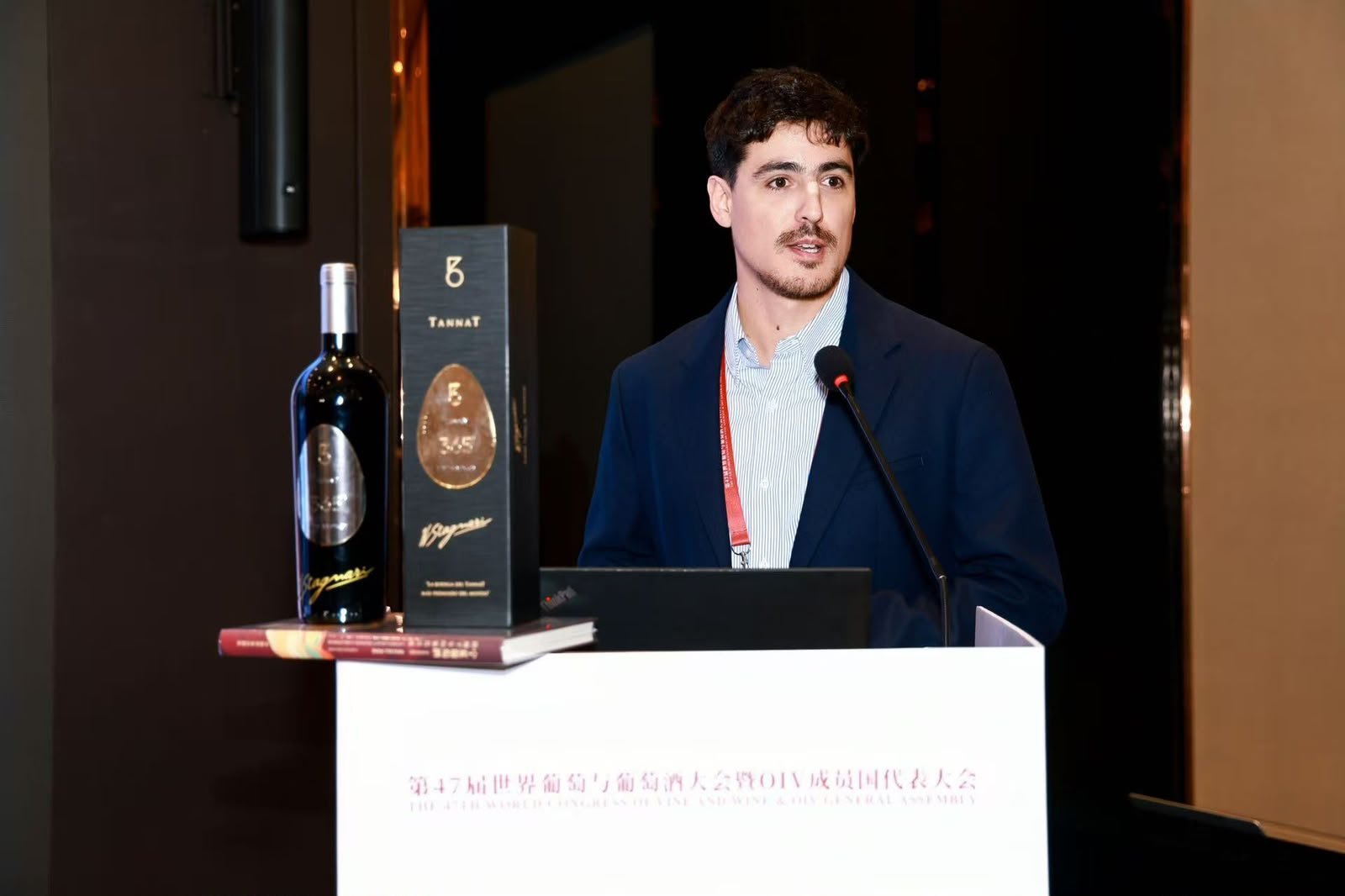 Renzo Stagnari durante su presentación en el 47.º Congreso Mundial de la Viña y el Vino en Yinchuan, China