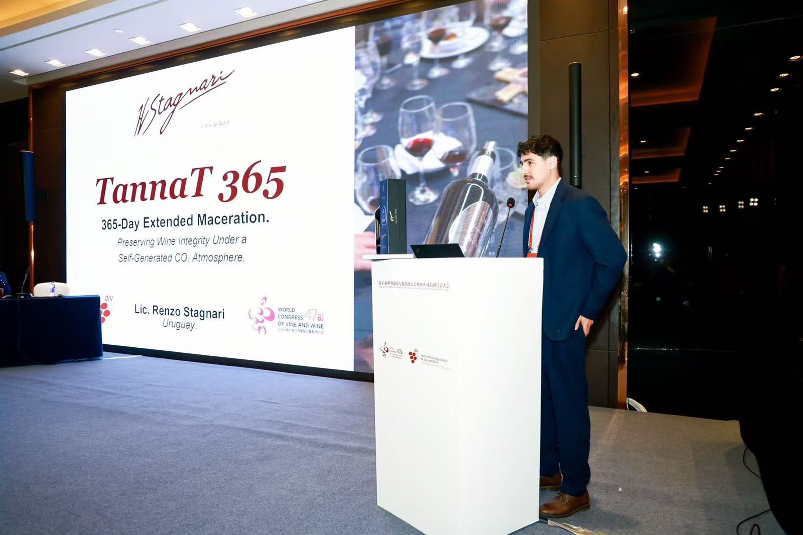 Renzo Stagnari junto a la pantalla con el título TannaT 365 en el Congreso Mundial de la Viña y el Vino